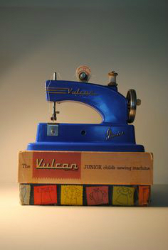 44d139af66906feea977fcb7afeccd67--antique-sewing-machines-vintage-metal.jpg