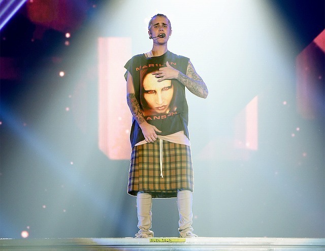 justin-bieber-tour-clothes-marilyn-manson-shirt-2016-billboard-1240-thumbnail2.jpg
