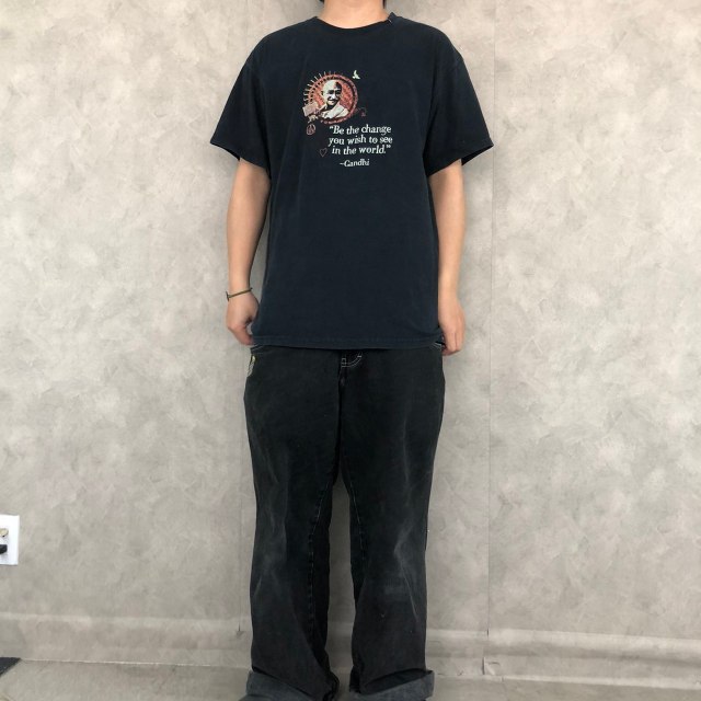 ガンジー 名言 格言 偉人 有名人 インド 黒 ブラック フォト ビンテージ古着屋feeet 通販 名古屋 大須 メンズ ガンジー 名言 格言 偉人 有名人 インド 黒 ブラック フォト ビンテージ古着屋feeet 通販 名古屋 大須 メンズ